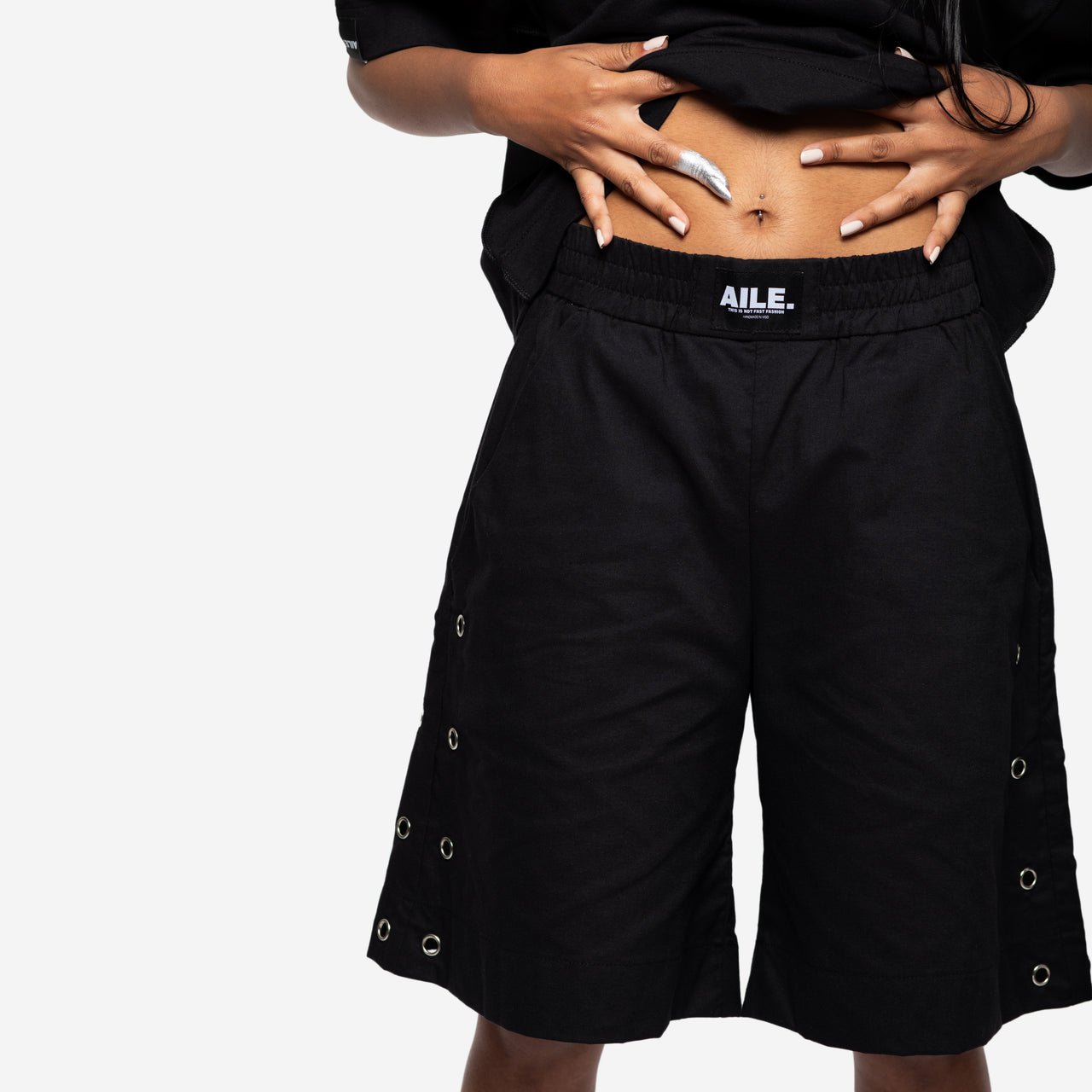 BLACK SHORTS WITH HOLES